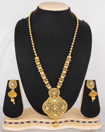 Here IS A Long Necklace Set In Golden Color Which Can Be Paired With Any colored Traditonal Attire. Buy This Pretty Necklace Set Now.