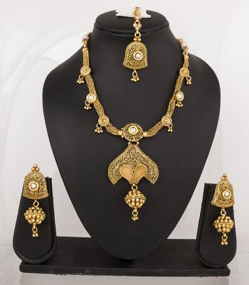 Grab This Heavy Looking Necklace Set In Golden Color.Its Detailed Pattern Will Give A Very Attractive Look To Your Neckline. 