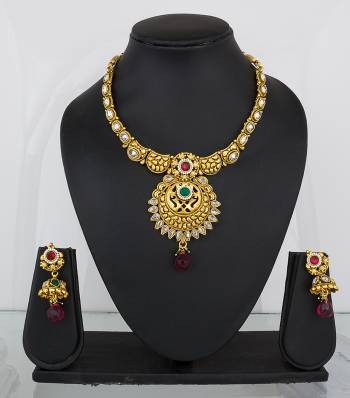 Go Colorful With This Pretty Attractive Necklace Set In Golden Color Beautified With Multi Colored Stones. This Necklace set Can Be Paired With Any Contrasting Colored Traditional Attire.