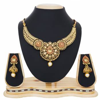 Give Your Attire A Rich Look Wearing This Necklace Set In Golden Color Which Looks Simple And Elegant With Any Attire. Buy This Beautiful Set Now.