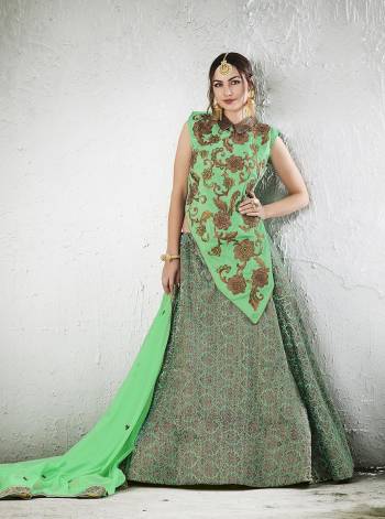 Infuse a taste of contemporary to the traditional brocade in this stylishly patterned attire . Bedeck yourself in this trendsetterat your BFF's wedding to turn heads. 