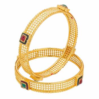 A Bit Simple Set Of Bangles Is Here With This Golden colored Bangles Set Of 2. It Has Net Pattern All Over With Stone Work.