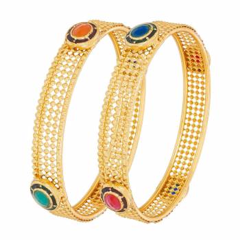 A Bit Simple Set Of Bangles Is Here With This Golden colored Bangles Set Of 2. It Has Net Pattern All Over With Stone Work.