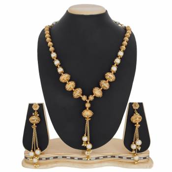 A Bit Traditional Look Is Here With This Golden Colored Necklace Set In Balls Pattern. It Has Lovely Chain Hangings In Necklace And Earrings Too. Buy This Lovely Set Now.