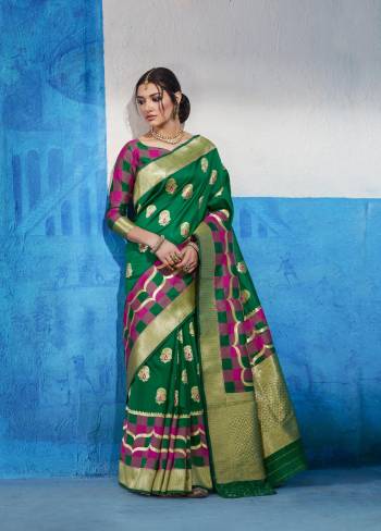 This Festive Season, Grab This Pretty Saree In Green Color Paired With Green And Pink Colored Blouse. This Saree Is Fabricated On Handloom Art Silk Paired With Art Silk Fabricated Blouse. This Is Beautified With Simple Weave All Over.