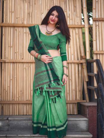 Grab this Pretty Simple and Plain Saree In Green Color Paired With Green Colored Blouse. This Saree And Blouse Are Fabricated On Slub Cotton . It Is Light In Weight And Easy To Carry All Day Long. 