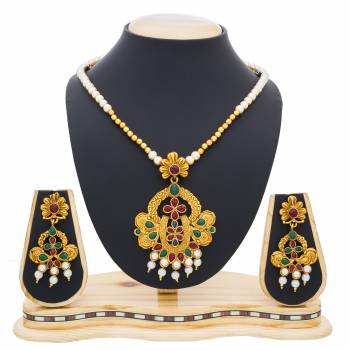 Make Your Simple Attire Look More Heavy Pairing It Up With This Beautiful Necklace Set In Golden Color.