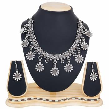 Make Your Simple And Plain Kurti Look Attractive And Heavy With This Silver Colored Necklace Set. This Lovely Necklace Set Looks More Elegant With Plain Attires Instead Of That Printed One.