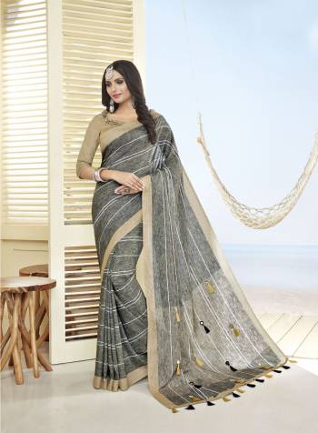 Flaunt Your Rich And Elegant Taste Wearing this Saree In Grey Color Paired With Contrasting Beige Colored Blouse. This Saree And Blouse Are Fabricated On Cotton Khadi Beautified With Prints. 