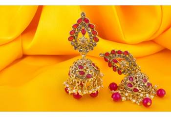 Grab This Beautiful Jumka Styled Earrings In Golden Color Beautified With Red Colored Stone Work. This Earring Set Can Be Paired With Any Contrasting OR Red Colored Ethnic Attire.