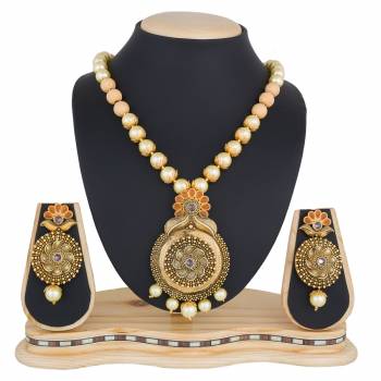 Here Is A Perfect Necklace Which Goes with Any Colored Banarasi Silk Saree. This Necklace Set Will Enhance The Look Of Your Simple Saree And Give An Attractive Look To It.