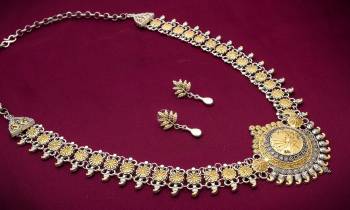 Enhance Your Ethnic Look Wearing this Heavy Necklace Set In Golden And Silver Color. This Set Can Be Paired With Any Ethnic Attire Like Saree, Lehenga Or Kurti. This Will Also Earn You Lots Of Compliments From Onlookers.