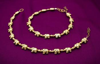 Grab This Pretty Pair Of Anklet Set In Golden Color Beautified with Small Elaphants Pattern. This New And Unique Pattern Looks Attractive And Earn You Lots Of Compliments From Onlookers. 