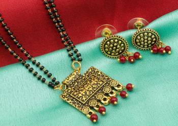 Here Is An Attractive Traditonal Patterned Mangalsutra Set In Golden Color. This Mangalsutra Comes With A Pair Of Earrings Beautified With Moti Work. This Unique Patterned Mangalsutra Will Earn You Lots Of Compliments From Onlookers. Buy Now.