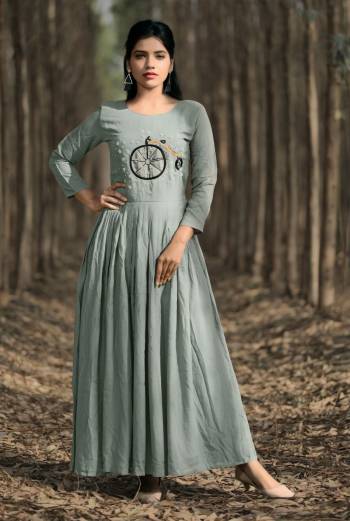 Look and feel beautiful in this uniquely designed kurti. This grey kurti featuring of bicycle handwork on yoke . This attractive kurta will surely fetch you compliments for your rich sense of style. teamed with classic Pumps.