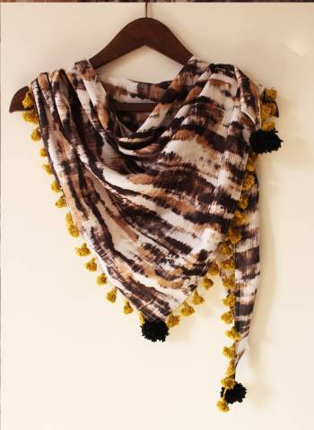 SHIBORI DIGITAL PRINT TRIANGULAR STOLE WITH COTTON TASSEL LACE ALL OVER . HAND-MADE POMPOMS ATTACHED AT THE EDGE OF THE STOLE