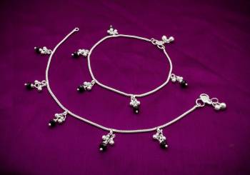 Grab This Beautiful And Attractive Anklet Set In Silver Color With Lovely Hangings All Over. This Pretty Set Will Give An Elegant Look To your Feet. Buy Now.