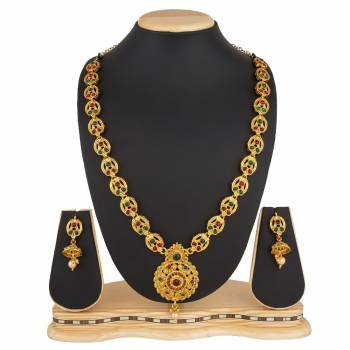 Here Is An Elegant Looking Necklace Set In Golden Color Which Is Light Weight And eAsy To Carry Through Ou The Gala. Also This Can Be Paired With Suit, Silk Saree Or Lehenga. 