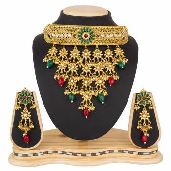 Grab This Beautiful And Attractive Looking Heavy Choker Necklace Set In Golden Color Paired With Heavy Earrings Set. This Set Is Beautified With Stone And Moti Work. It Can Be Paired With Any Colored Traditional Attire. Buy Now.