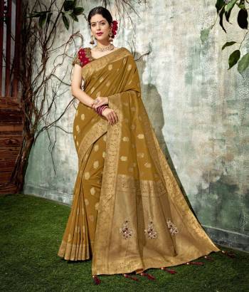 Dainty weaved details in the luxurious traditional attire will spell elegance and eternal
charm.