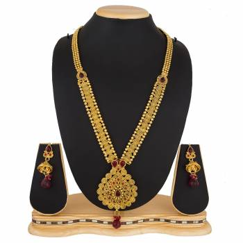 Another Lovely Designer Necklace Set Is Here In Long Pattern. It Is Paired With Pretty Earrings Set In Golden Color. It Is Light In Weight And IS Easy To Carry Throughout The Gala.