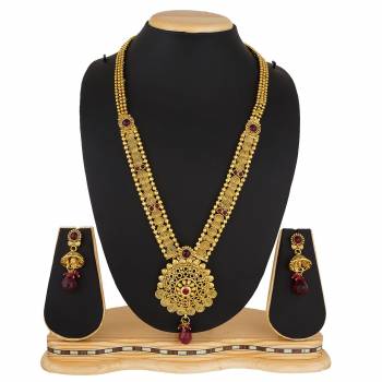 Another Lovely Designer Necklace Set Is Here In Long Pattern. It Is Paired With Pretty Earrings Set In Golden Color. It Is Light In Weight And IS Easy To Carry Throughout The Gala.