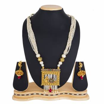 Another Lovely Designer Necklace Set Is Here In Long Pattern. It Is Paired With Pretty Earrings Set In Golden Color. It Is Light In Weight And IS Easy To Carry Throughout The Gala.