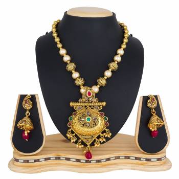 Another Lovely Designer Necklace Set Is Here In Long Pattern. It Is Paired With Pretty Earrings Set In Golden Color. It Is Light In Weight And IS Easy To Carry Throughout The Gala.