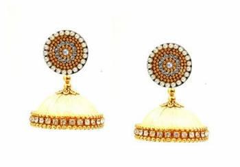 Grab This Beautiful Earrings Set In Jhumki Style Which Can Be Paired With Any Contrasting Or Same Colored Attire, Be It Heavy Or Light. Buy This Pretty Set Of Earrings Now