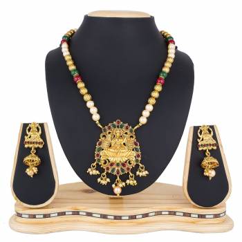 Add This Pretty Heavy Necklace Set In Golden Color. This Lovely Set Comes A Pair Of Earrings . It Can Be Paired With Any Colored Traditional Attire. Buy Now.