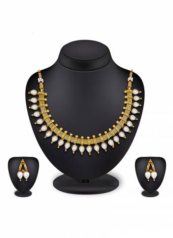 Grab this Pretty Necklace Set In Golden Color Which Gives A Rich And Elegant Look To Your Neckline. This Necklace Set Can Be Paired With Or Any Contrasting Colored Attire. Buy Now.