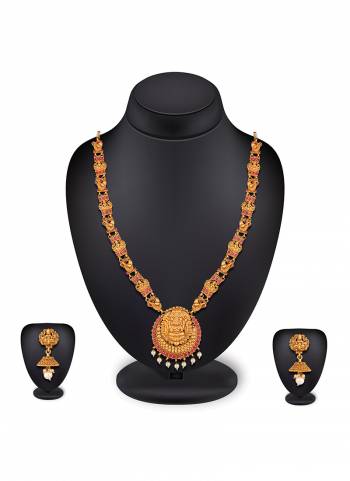 Grab this Pretty Necklace Set In Golden Color Which Gives A Rich?And Elegant Look To Your Neckline. This Necklace Set Can Be Paired With Or Any Contrasting Colored Attire. Buy Now