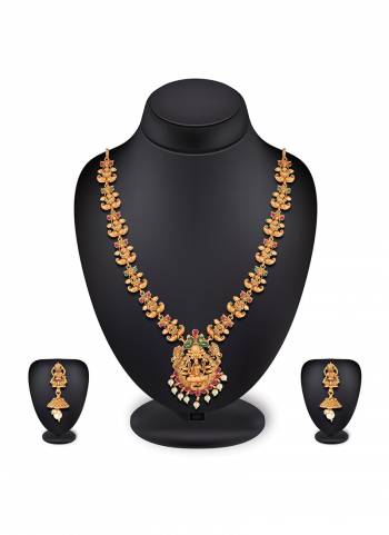 Grab this Pretty Necklace Set In Golden Color Which Gives A Rich?And Elegant Look To Your Neckline. This Necklace Set Can Be Paired With Or Any Contrasting Colored Attire. Buy Now