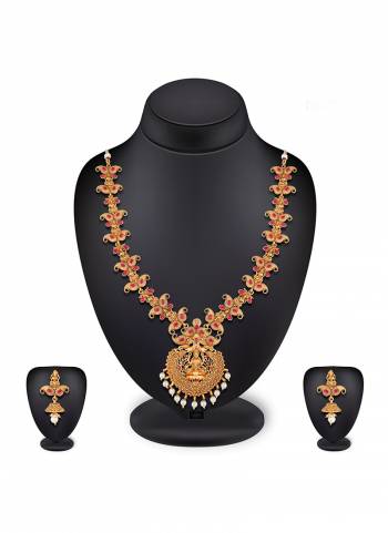 Grab this Pretty Necklace Set In Golden Color Which Gives A Rich?And Elegant Look To Your Neckline. This Necklace Set Can Be Paired With Or Any Contrasting Colored Attire. Buy Now