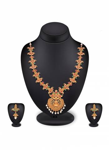 Grab this Pretty Necklace Set In Golden Color Which Gives A Rich?And Elegant Look To Your Neckline. This Necklace Set Can Be Paired With Or Any Contrasting Colored Attire. Buy Now