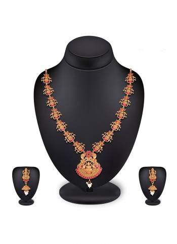 Grab this Pretty Necklace Set In Golden Color Which Gives A Rich?And Elegant Look To Your Neckline. This Necklace Set Can Be Paired With Or Any Contrasting Colored Attire. Buy Now