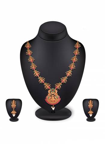 Grab this Pretty Necklace Set In Golden Color Which Gives A Rich?And Elegant Look To Your Neckline. This Necklace Set Can Be Paired With Or Any Contrasting Colored Attire. Buy Now