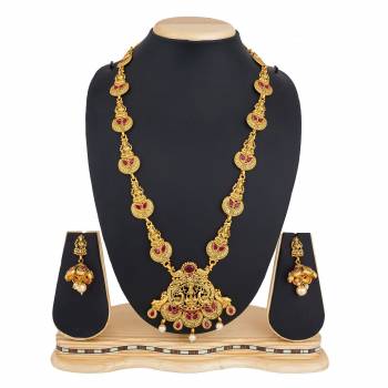 Add This Pretty Heavy Necklace Set In Golden Color. This Lovely Set Comes A Pair Of Earrings . It Can Be Paired With Any Colored Traditional Attire. Buy Now.