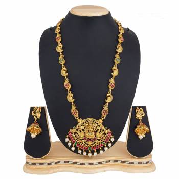 Grab this Pretty Necklace Set In Golden Color Which Gives A Rich And Elegant Look To Your Neckline. This Necklace Set Can Be Paired With Or Any Contrasting Colored Attire. Buy Now