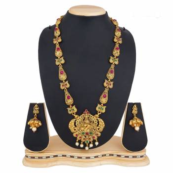 Grab this Pretty Necklace Set In Golden Color Which Gives A Rich And Elegant Look To Your Neckline. This Necklace Set Can Be Paired With Or Any Contrasting Colored Attire. Buy Now