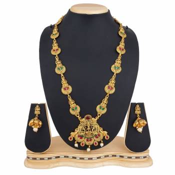 Grab this Pretty Necklace Set In Golden Color Which Gives A Rich And Elegant Look To Your Neckline. This Necklace Set Can Be Paired With Or Any Contrasting Colored Attire. Buy Now