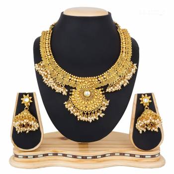 Here Is A Heavy Designer Necklace Set In Golden Color. This Necklace Set Can Be Paired With Any Colored Traditional Attire. Buy Now.