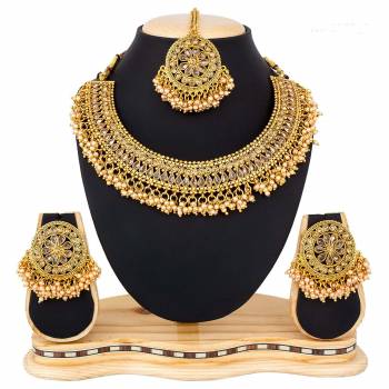 Here Is A Heavy Designer Necklace Set In Golden Color. This Necklace Set Can Be Paired With Any Colored Traditional Attire. Buy Now.