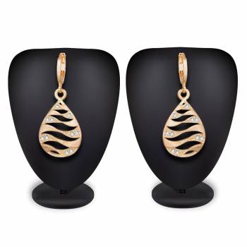 Buy This Pretty Pair Of Earrings In Golden Color Which Can Be Paired With Colored Attire. These Earrings Will Give A Pretty Elegant Look Which Will eanr You Lots Of Compliments From Onlookers.?