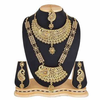 To Give A Heavy Tradiotional Look, Grab This Beautiful Set Of Necklace Which Contains Two Necklaces And A Pair Of Earring. This Necklace Set Can Be Paired With Any Colored Traditional Attire And Also Can Be Wore Both At A Time Or Single As Per The Occasion. 