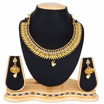 Grab this Pretty Necklace Set In Golden Color Which Gives A Rich?And Elegant Look To Your Neckline. This Necklace Set Can Be Paired With Or Any Contrasting Colored Attire. Buy Now