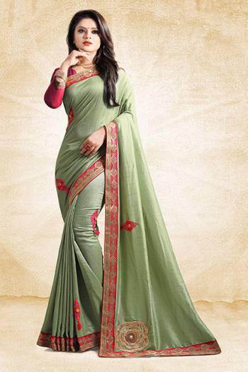 Here Is A Rich And Elegant Looking Designer Saree In Light Color Paired With Contrasting Dark Pink Colored Blouse. This Saree And Blouse Are Silk Based With A Very Pretty Color Pallete Which Earn You Lots Of Compliments From Onlookers. 