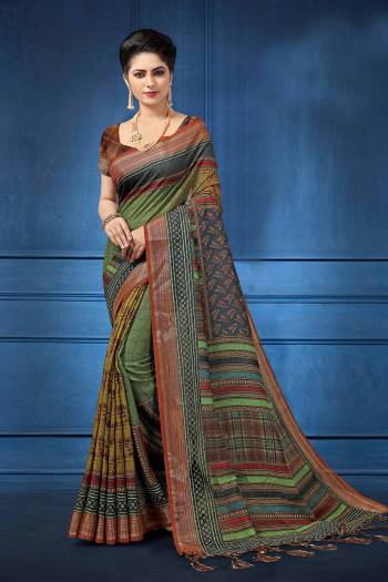 Grab This Pretty Printed Saree For Your Semi-Casuals. This Saree And Blouse Are Fabricated On Linen Beautified With Digital Prints All Over It, This Saree Is Light In Weight And Easy To Carry All Day Long. 