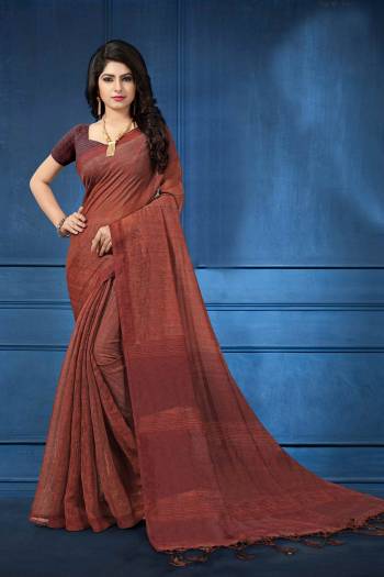 dd This Pretty Saree For your Semi-Casual Wear With Digital Prints All Over. This Saree And Blouse Are Fabricated On Linen Which Ensures Superb Comfort All Day Long