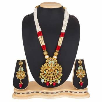 For A Queen Look, Here Is A Designer Royal Looking Necklace Set In Golden Color. This Necklace Set Can Be Paired With Heavy Ethnic Attire For More Enhanced Look. Buy Now